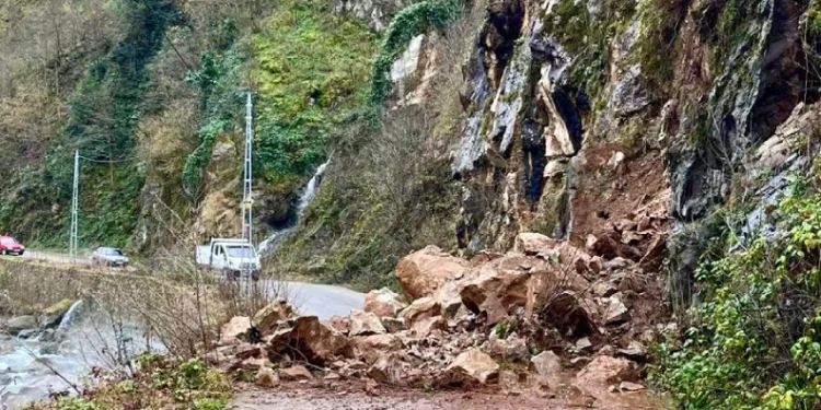 Giresun İl Özel İdaresi heyelanlı yolu ulaşıma açtı