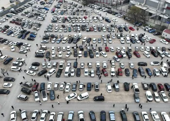 Oto pazarında buruk bayram