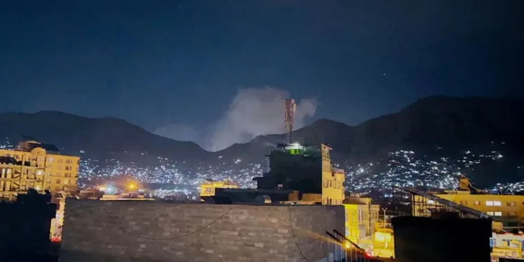 Pakistan Kabil’de hastaneyi bombaladı