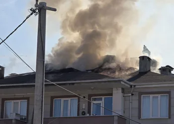 Bursa’nın İnegöl ilçesinde apartmanın çatısı alev alev yandı