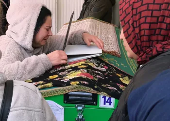 Küçük Öykü, gözyaşları arasında toprağa verildi