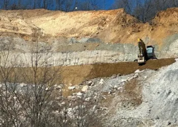 Maden ocağının atıkları suya ve toprağa karışmaya devam ediyor