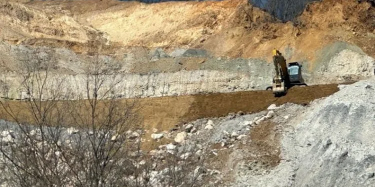 Maden ocağının atıkları suya ve toprağa karışmaya devam ediyor