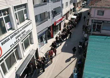 Bursa’da APP plaka izdihamı…Kuyruk sokaklara taştı