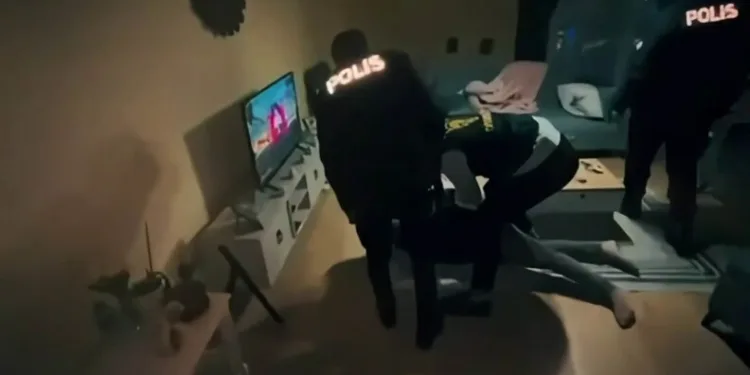 Balkondaki kombiden çıkan yangın mahalle sakinlerini korkuttu