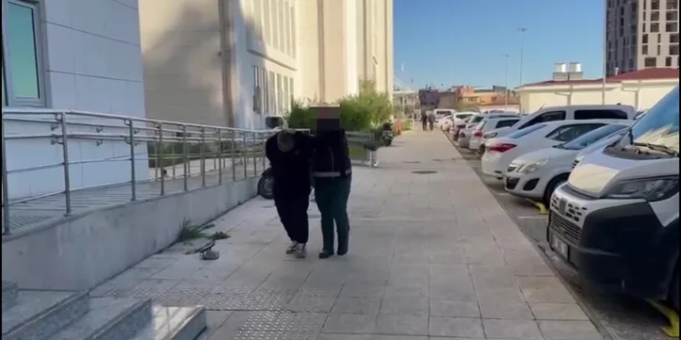 Balkondaki kombiden çıkan yangın mahalle sakinlerini korkuttu