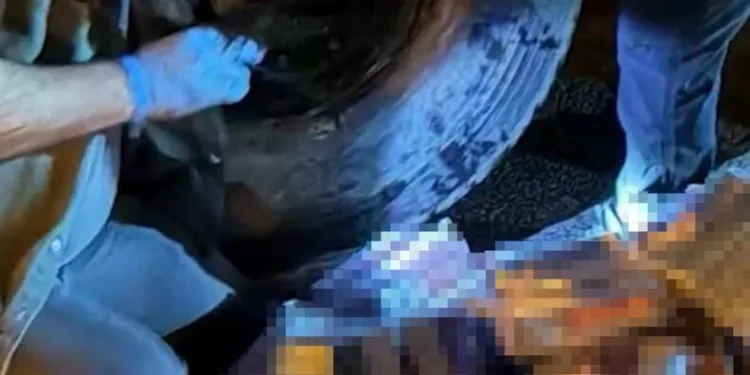 Öldürülen oğlunun doğum gününü mezarı başında kutladı