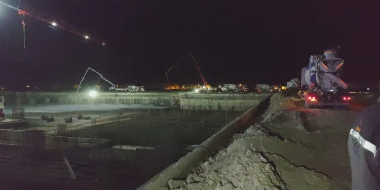 Öldürülen oğlunun doğum gününü mezarı başında kutladı