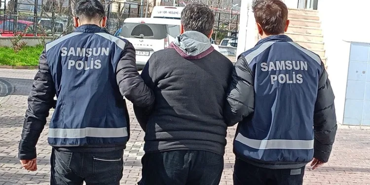 Öldürülen oğlunun doğum gününü mezarı başında kutladı