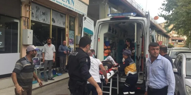 Öldürülen oğlunun doğum gününü mezarı başında kutladı