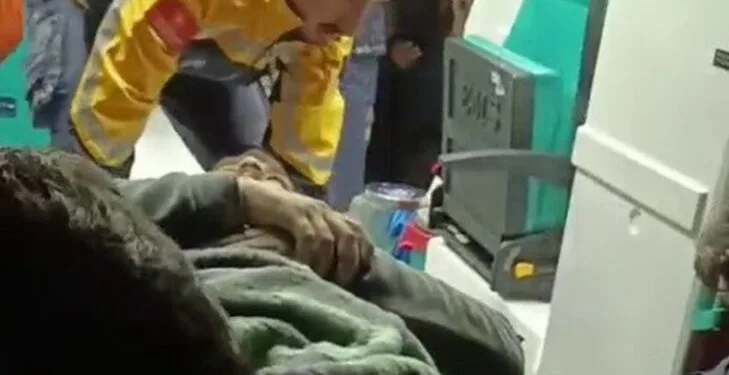 Öldürülen oğlunun doğum gününü mezarı başında kutladı