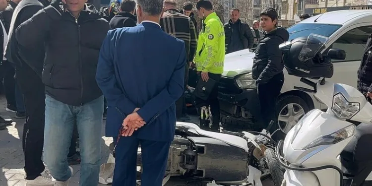 Siirt’te hafif ticari araçla çarpışan motosikletli yaralandı