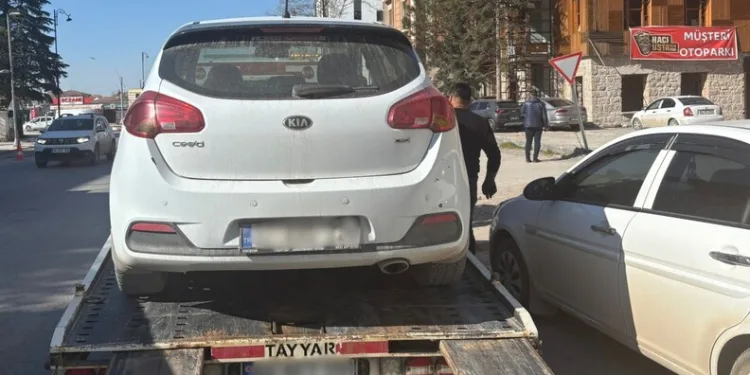Siirt’te hafif ticari araçla çarpışan motosikletli yaralandı