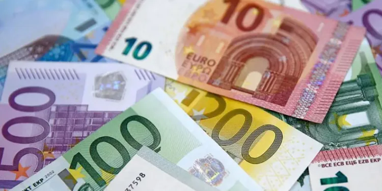 Euro 3 ayın dibine geriledi