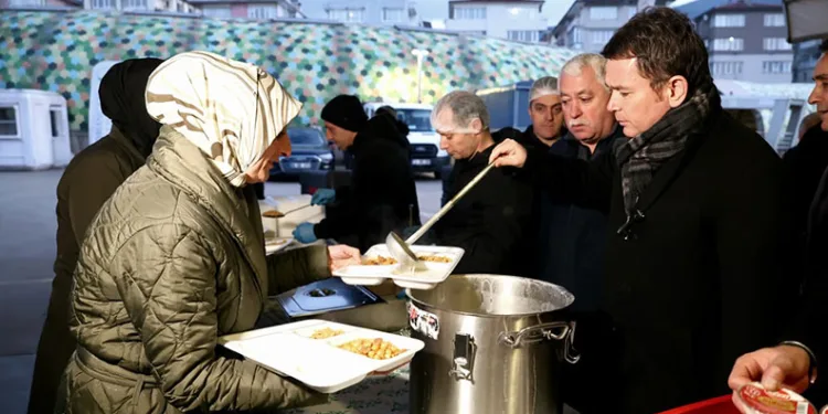 Osmangazi Belediyesi’nin iftar sofrasında yüzlerce kişi bir araya geldi
