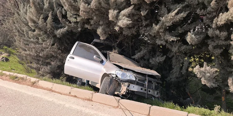 Bursa’da kontrolden çıkan otomobil ağaçlık alana uçtu