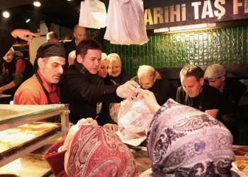 Bursalılar sahurda tarihi meydanda buluştu