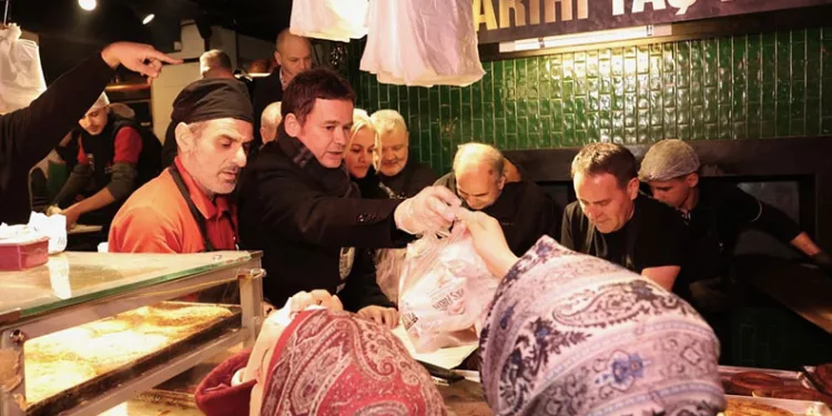 Bursalılar sahurda tarihi meydanda buluştu