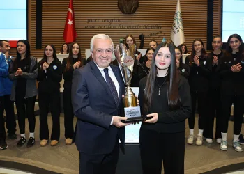Nilüfer’in genç sporcuları başarılarını belediye meclisinde paylaştı
