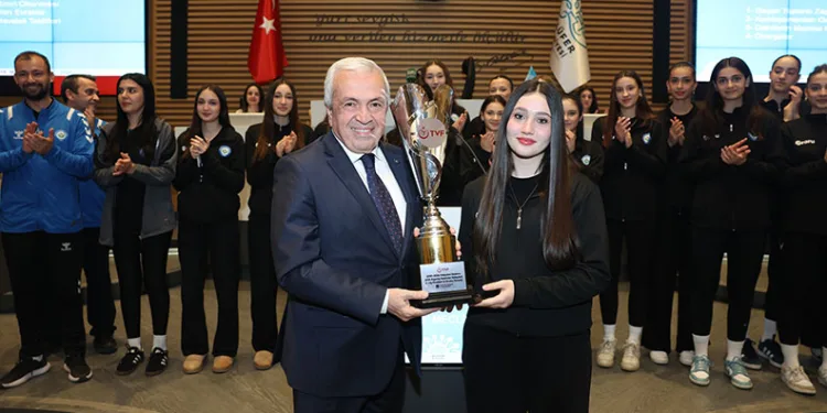 Nilüfer’in genç sporcuları başarılarını belediye meclisinde paylaştı