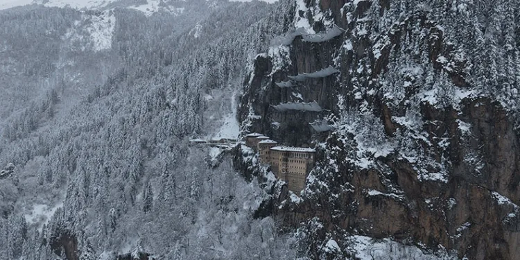 Sümela Manastırı beyaza, Altındere Vadisi sessizliğe büründü