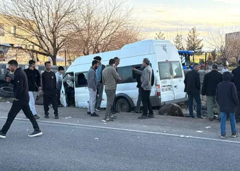 Diyarbakır’da işçi minibüsü duvara çarptı: 12 yaralı