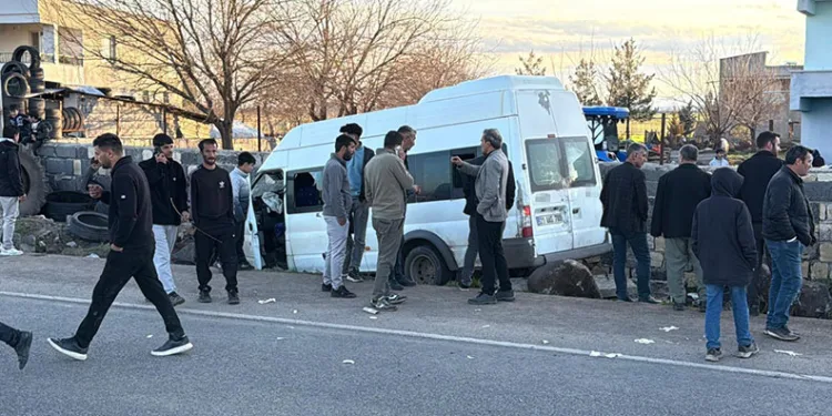 Diyarbakır’da işçi minibüsü duvara çarptı: 12 yaralı