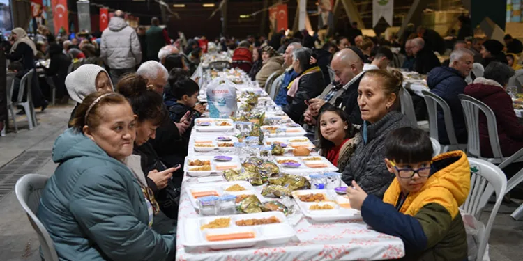 Ramazan’ın bereketi 1050 konutlar’da paylaşıldı