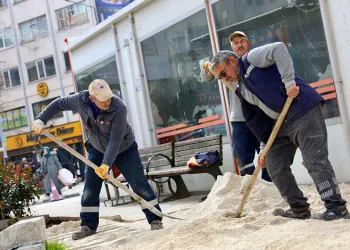 Gemlik Belediyesi’nden çarşı meydanında düzenleme çalışması