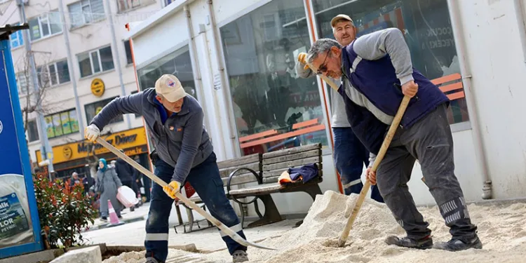 Gemlik Belediyesi’nden çarşı meydanında düzenleme çalışması