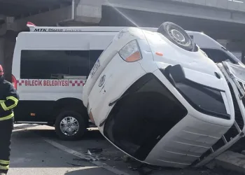 Bilecik’te halk minibüsü ile kamyonet çarpıştı: 9 yaralı