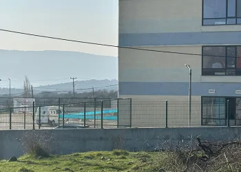 Lise öğrencisi okulun 3. katından atlayarak hayatını kaybetti