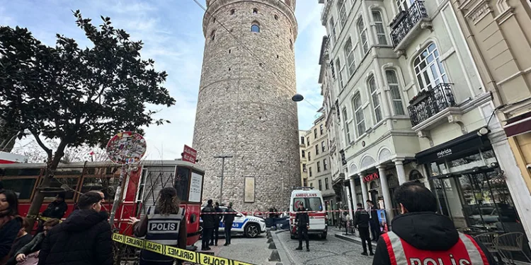 Galata Kulesi’nden atlayan kadın hayatını kaybetti