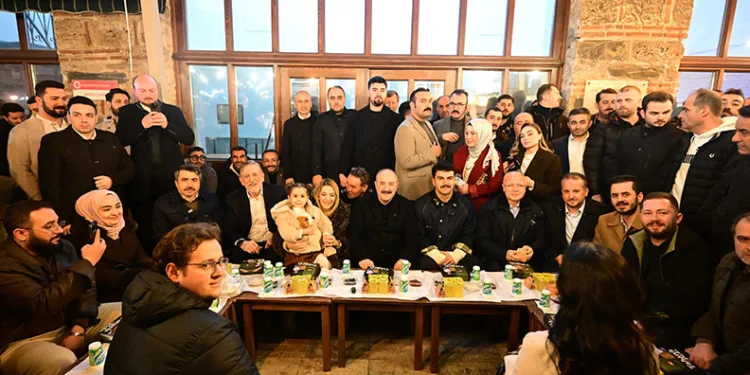 Tarihi Abdal Meydanı’nda binler sahur sofrasında buluştu