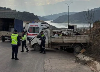 Bursa’da kontrolü kaybeden kamyonet yoldan çıktı