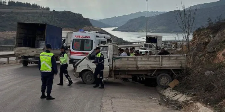 Bursa’da kontrolü kaybeden kamyonet yoldan çıktı