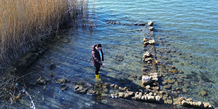 İznik Gölü’nde sular çekildi: Bir tarihi eser gün yüzüne çıktı