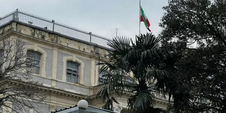 İran’ın İstanbul Başkonsolosluğu’nda bayraklar yarıya indirildi
