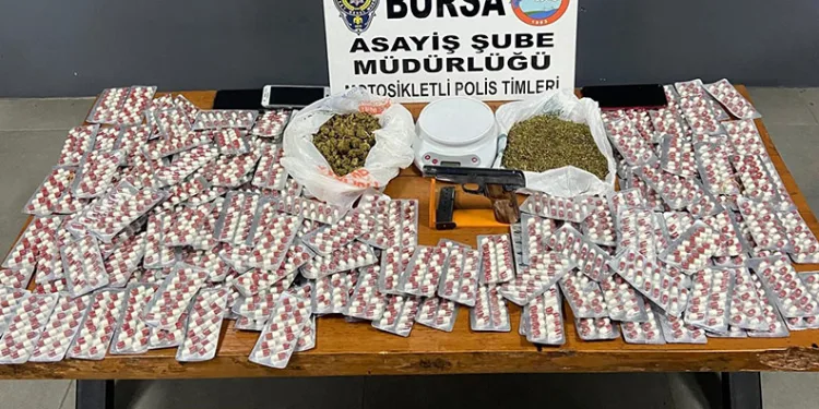 Bursa’da ‘dur’ ihtarına uymadı, evinden uyuşturucu ve silah çıktı