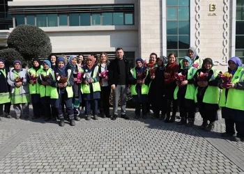 Büyükşehir’den kadın çalışanlara çiçek jesti