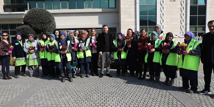Büyükşehir’den kadın çalışanlara çiçek jesti