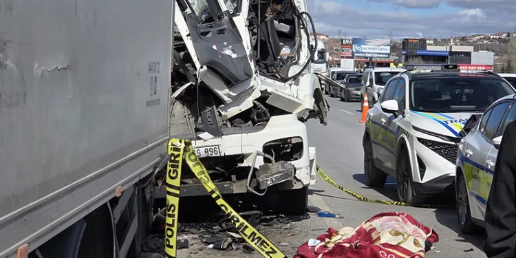 Ankara’da tıra çarpan tanker şoförü hayatını kaybetti