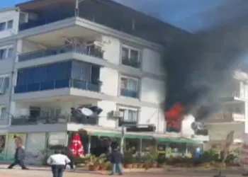 Antalya’da 4 katlı binada yangın paniği