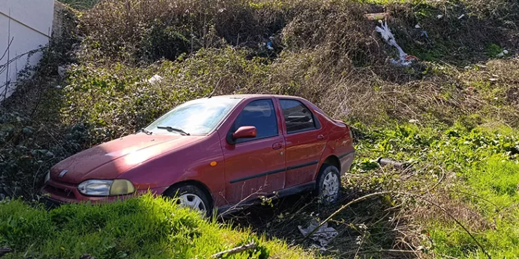 Freni boşalan otomobil şarampole uçtu: Baba ve oğlu yaralandı
