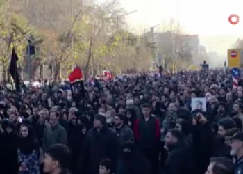 Hamaney’in ölümünün ardından yüz binler sokakta