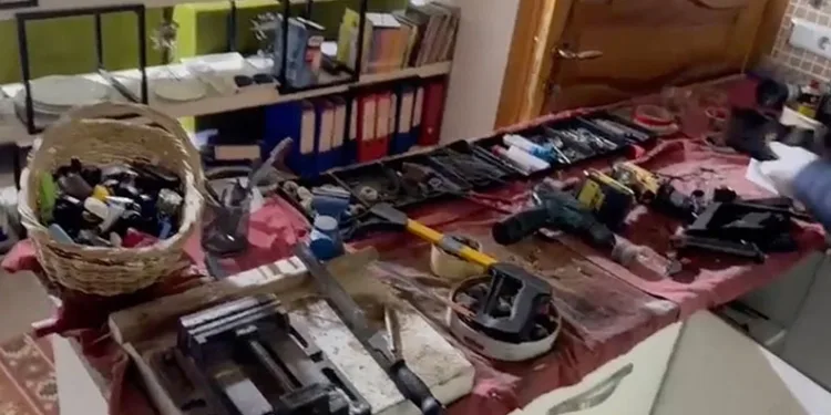 Ev, DEAŞ bağlantılı silah imalathanesi çıktı