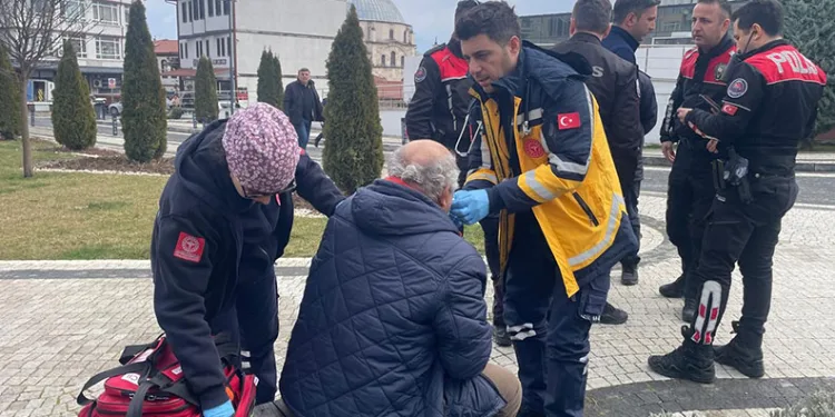 Bolu’da bankta oturan erkeğe sözlü tacizde bulunduğu iddia edilen yaşlı adam darp edildi