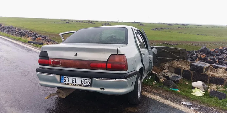 Siverek’te otomobil köprü duvarına çarptı: 5 yaralı