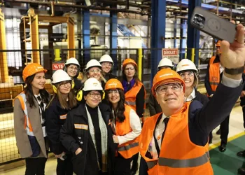 Bozbey’den kadın emekçilerine anlamlı ziyaret