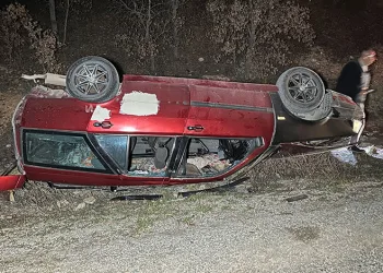 Uşak’ta iki otomobil çarpıştı: 2’si çocuk 5 yaralı